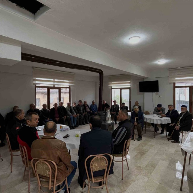 Bilecik'teki Çavuşköy buluşmasında çiftçilerin taleplerini İl Müdürü Ayvalık dinledi