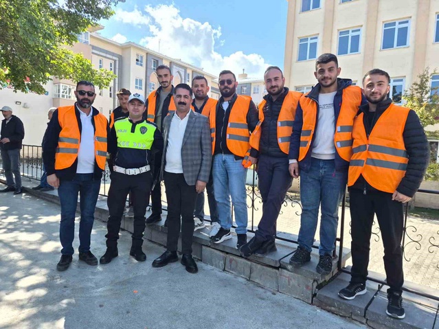 Ardahan'da öğrenci servis personeline reflektörlü yelek, güvenlik amacıyla dağıtıldı