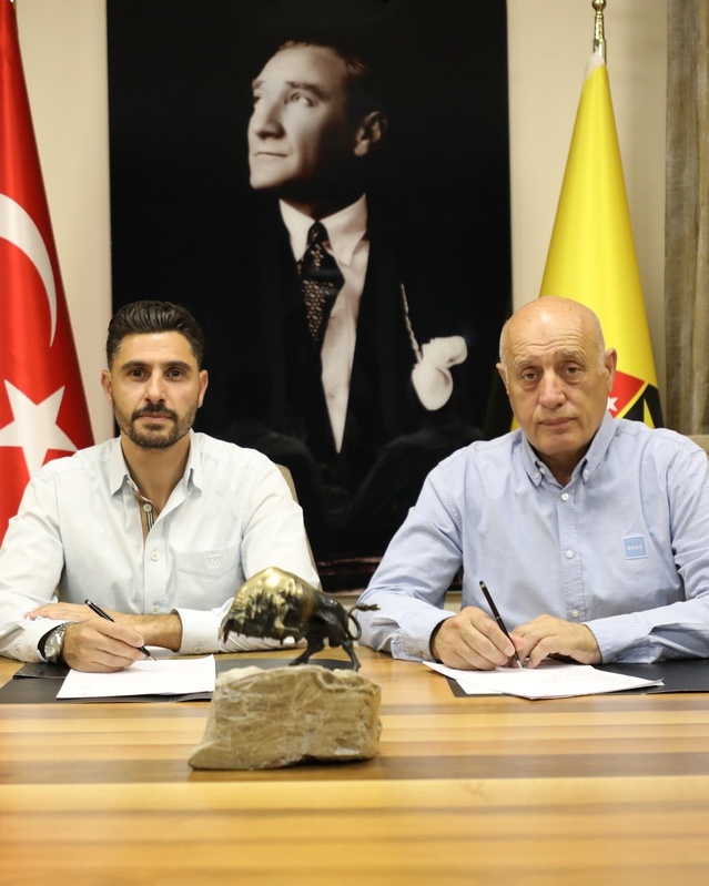 Özer Hurmacı, İstanbulspor'da 5 yıllık sözleşmeyi Başkan Sarıalioğlu ile imzaladı