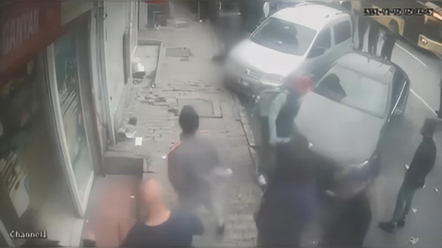 Beyoğlu’nda 'İmdat polis yok mu' diye bağırdı; çıktığı otel tabelasından düşerek yaralandı