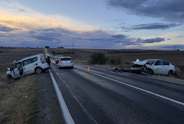 Edirne'de Musabeyli köyü yakınında iki araç çarpıştı, 3 kişi yaralandı