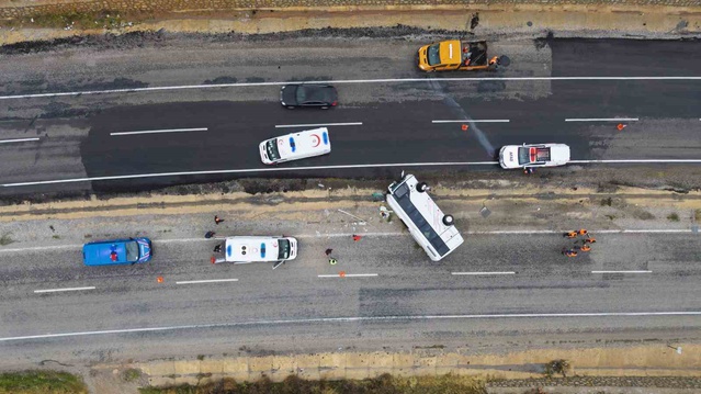 Kırıkkale'de yağışta devrilen işçi midibüsünde 1'i ağır 15 kişi yaralandı