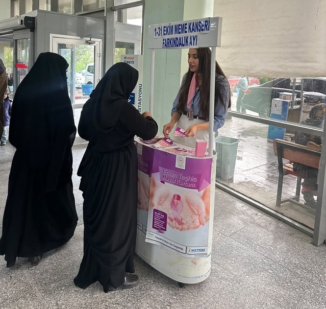 Çizre'de sağlık ekipleri hastanede meme kanserinde erken teşhisi anlattı