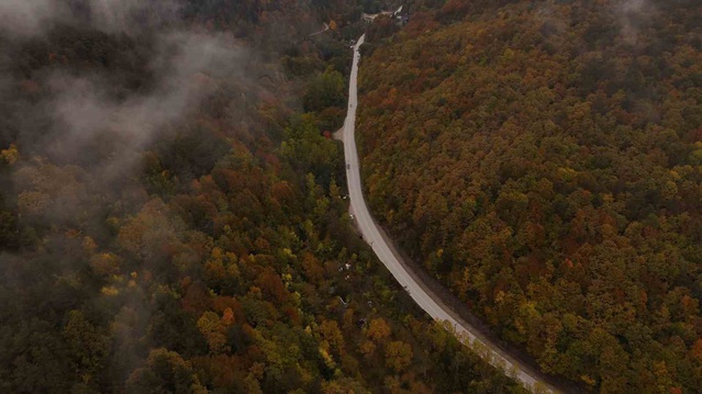 Bolu'da Abant Gölü Milli Parkı yolu sonbahar renkleriyle dron görüntülerine yansıdı