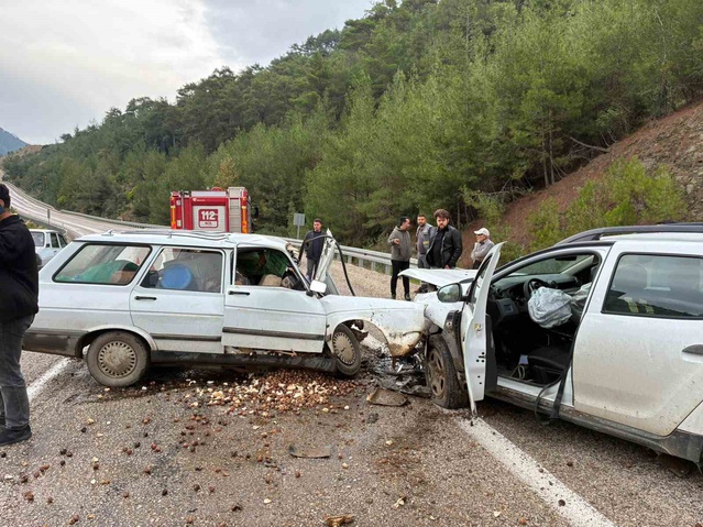Adana Kozan'da iki otomobil çarpıştı, sürücü kurtarılamadı, 2 yaralı tedavi görüyor