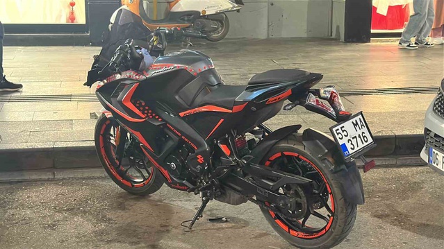 Samsun İlkadım'da motosikletli, iki otomobile çarpıp arada kalarak yaralandı
