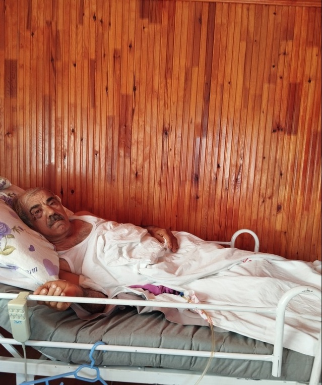 Ayancık'ta felç kalan 67 yaşındaki adam, köy yolu için Kaymakamlıktan yardım istiyor