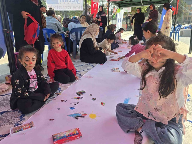 Adıyaman Meydanı'nda çocuklar Filistinli akranları için resim çizip mesaj yazdı