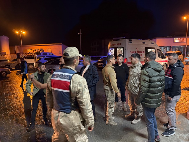 12 kişilik minibüsle 20 göçmen taşınıyordu: Hakkari'de araç dereye devrildi