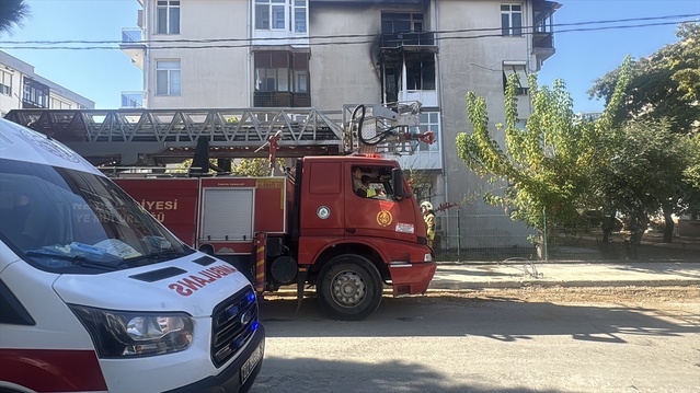 Edirne'de 4 katlı apartmanın 3. katındaki dairede çıkan yangın söndürüldü