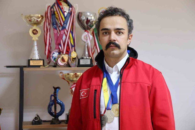 Atlı okçulukta Veysel Batuhan Bay, Barselona'da avcı parkurunda Avrupa şampiyonu oldu