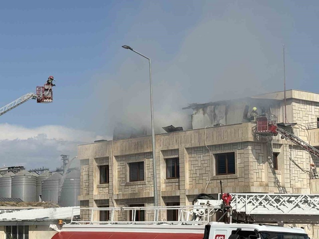 Mersin 2. OSB'de fabrikanın idari binasında çıkan yangın kontrol altına alındı