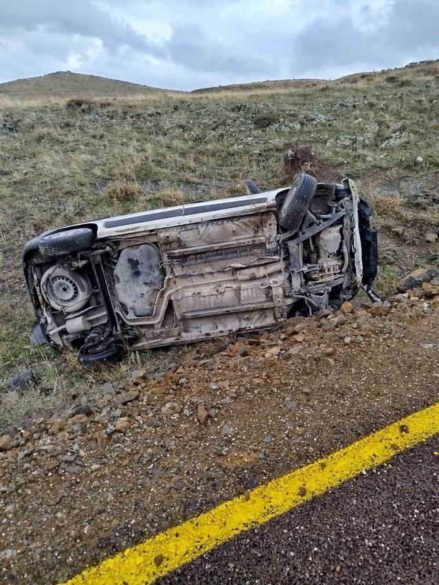 Erzurum Aşkale'de kaygan yolda takla atan otomobilde sürücü ve yolcu hafif yaralandı