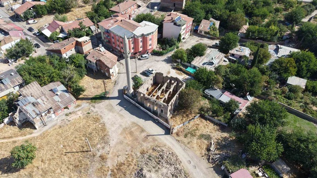 Elazığ'da muhtar, 300 yıllık Aksaray Camii'nin 6 yıldır restore edilemediğini söyledi