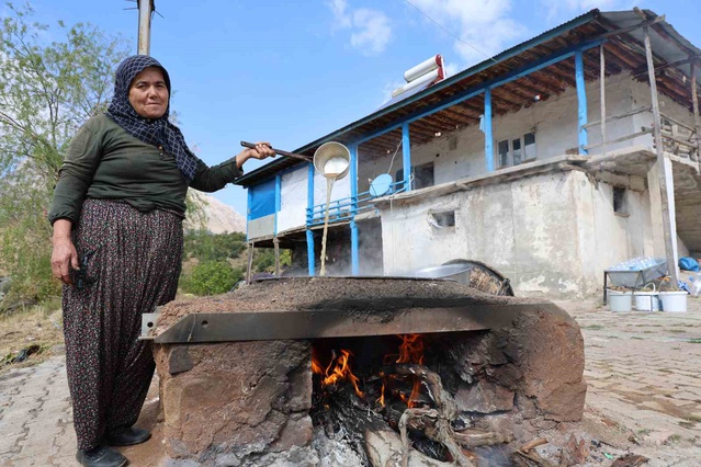 Kahramanmaraş Ekinözü'nde üzümlerden yapılan pekmezin kilosu 800 liradan satılıyor