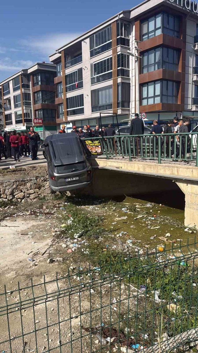 Afyonkarahisar'da 3 aracın karıştığı kazada 1 kişi yaralandı, bir araç dereye uçtu