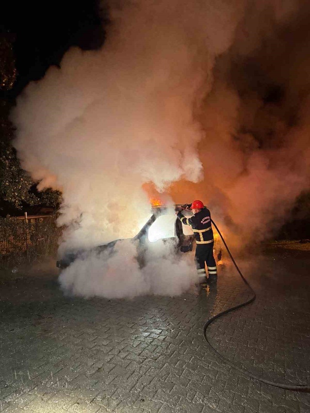 Düzce Kaynaşlı'da seyir halindeki otomobil alev alıp kullanılamaz hale geldi
