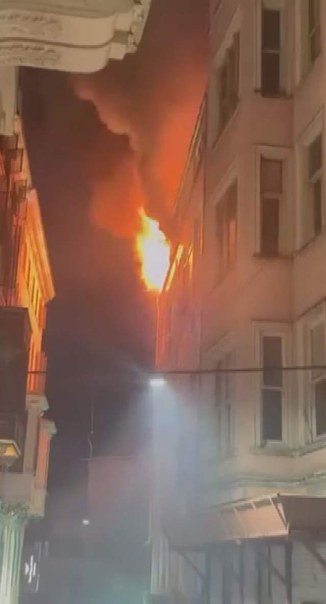 Beyoğlu Taksim'de bir otelde yangın çıktı, ekiplerin müdahalesi sürüyor