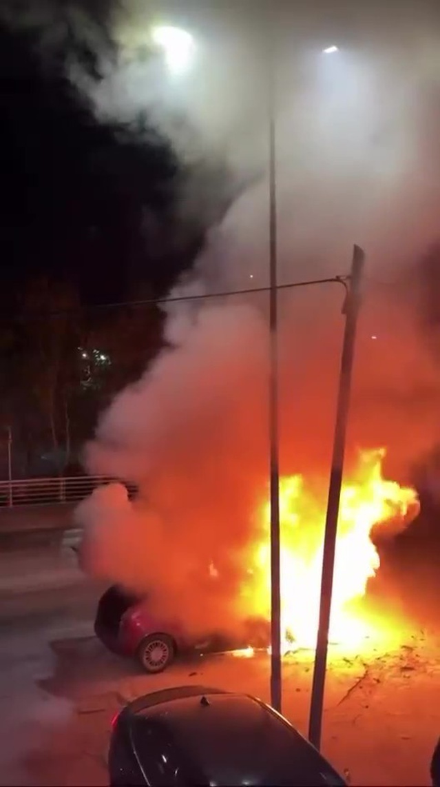 Kocaeli'de iki araç yangını çıktı, İzmit'te otomobil kullanılamaz hale geldi