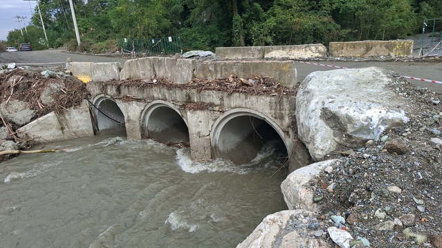 Sapanca'da selde hasar gören Yanık Köprüsü'ne alternatif yol küçük araçlara açıldı