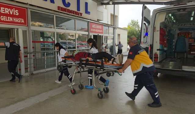 Adana Kozan'da otomobil motosikletle çarpıştı, savrulan çiftten 2 kişi yaralandı