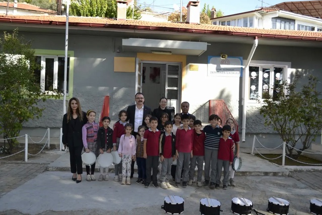 Sultanhisar Kaymakamı Ateş, Demirhan İlkokulu'nu ziyaret ederek öğretmenlerle görüştü