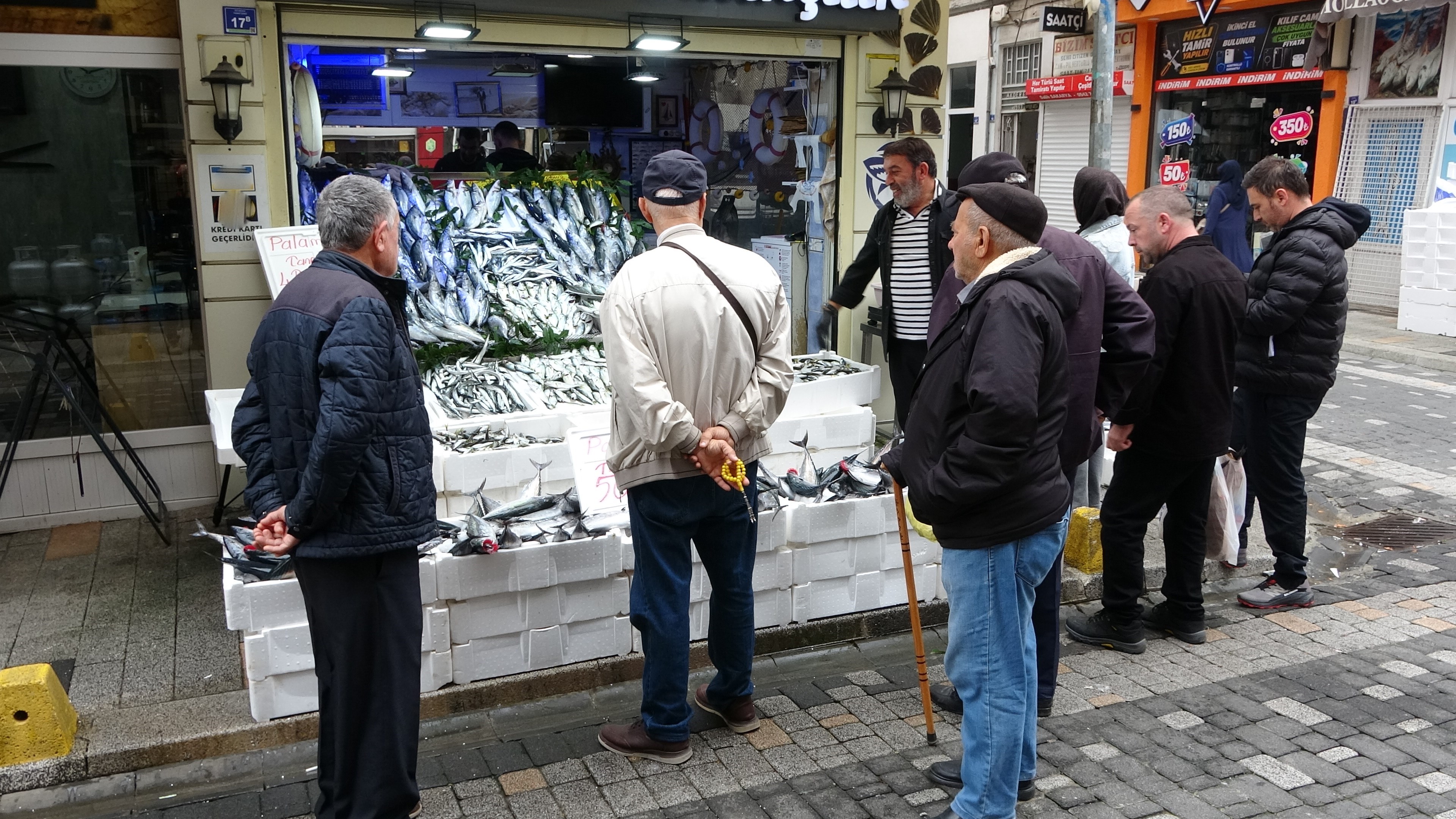 900 gram 50 lira, denizden fışkırdı. Tezgah önünde kuyruk oldu, yirmişer tane alıyorlar