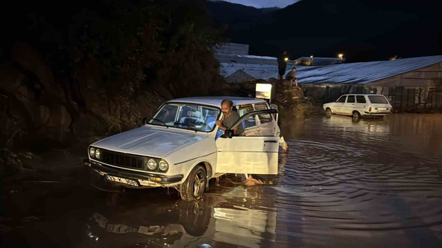 Mersin'de sağanak gün boyu sürdü, Bozyazı'da seralar ve sokaklar su altında kaldı