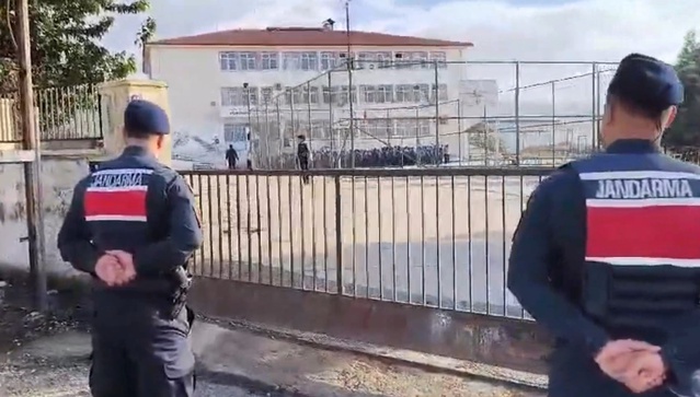 Gaziantep'te 540 okul çevresindeki jandarma uygulamasında 181 aranan şahıs yakalandı