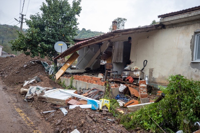 Sakarya Karasu'da heyelanın vurduğu mahallede bir ev kullanılamaz hale geldi