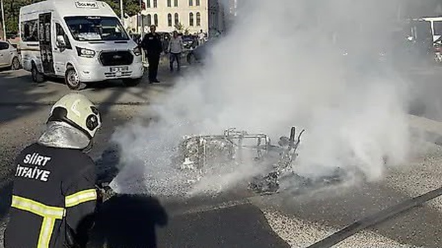 Siirt'te hafif ticari araçla çarpışan motosiklet alev aldı, yangın söndürüldü