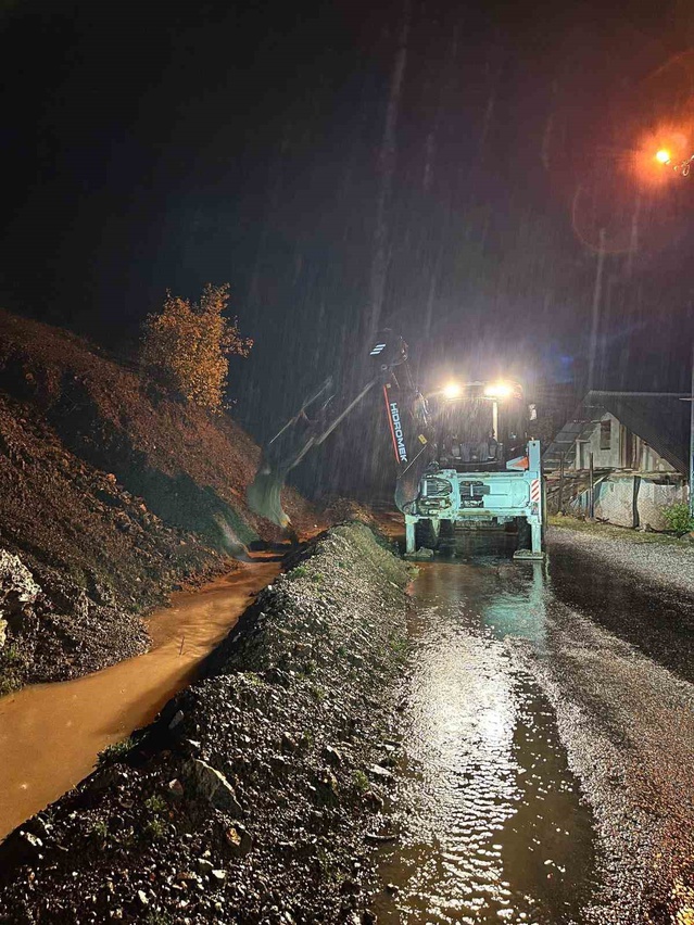 Adana Feke'de sağanak sonrası heyelanla kapanan yol iş makineleriyle temizleniyor