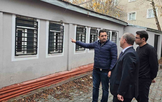 Kars Valisi Polat, göçmen kaçakçılığı birimi ve GÖKSEM'de inceleme yaptı