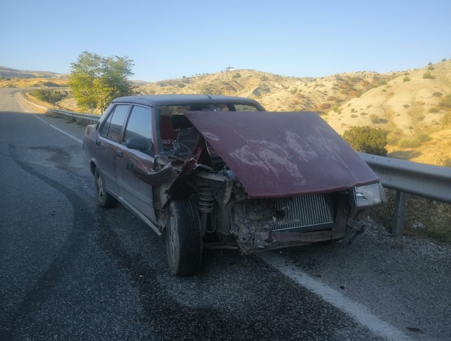 Adıyaman Besni'de otomobil bariyerlere çarptı, sürücü kendi imkanıyla hastaneye gitti