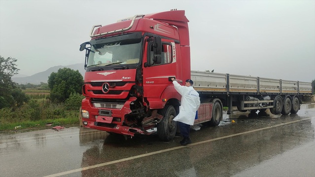 İzmir Ödemiş'te tırla çarpışan hafif ticari araçtaki 1 kişi öldü, 1 kişi yaralandı