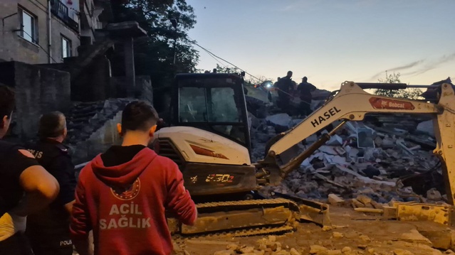 Zonguldak'ta 3 katlı ev çöktü, 1 kişi kurtarıldı, kadına ulaşma çalışması sürüyor