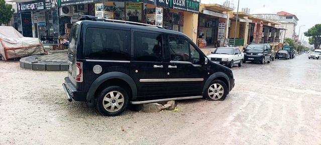 Denizli Buldan'da yol çalışmasında güvenlik eksikliği maddi hasarlı kazaya yol açtı