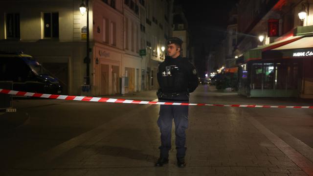 Paris ve Lyon'da kısmi sokağa çıkma yasağı 1 gün uzatıldı