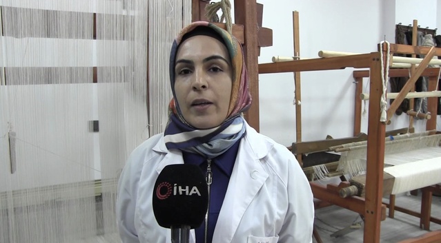 Siirt'te kilim ustası keten ipliğini kumaşa dönüştürüp geleneksel dokumayı yaşatıyor