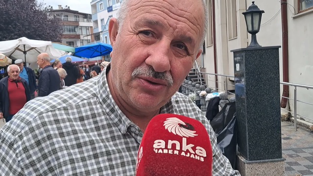 Artvin pazarında emekli esnaf, soğanın kilosu 90 TL olunca satış yapamadı