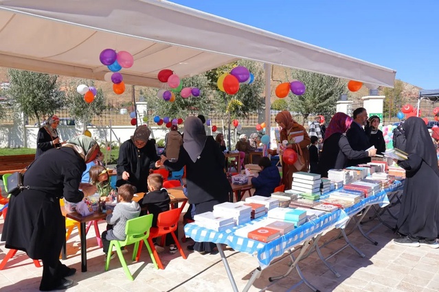 Bayburt'ta Kur'an kursu öğrencileri 'TDV Kitap Kumbaram' ile harçlıkla kitap aldı