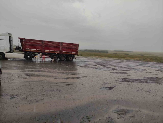 Ardahan'da sağanak cadde ve sokaklarda su birikintisi oluşturdu, sürücüler zorlandı