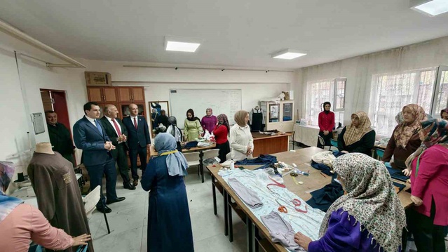 Hisarcık Kaymakamı Atam, halk eğitimi kurslarında kursiyerlerle sohbet etti
