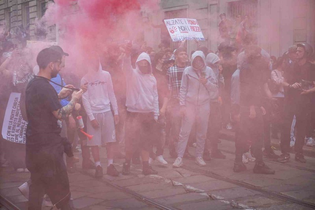 İtalya'da hayat pahalılığı protestosu: Milano'da polis göstericilere gazla müdahale etti