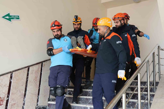 Elazığ'da Fırat Üniversitesi Hastanesi tatbikatında yangın gerçeği aratmadı