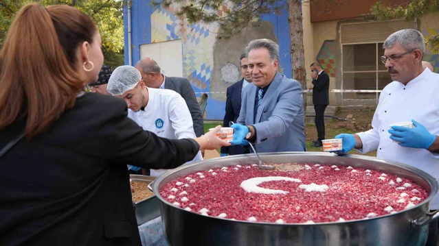 İnönü Üniversitesi'nde aşure ikramı yapıldı, Rektör Akpolat da dağıttı