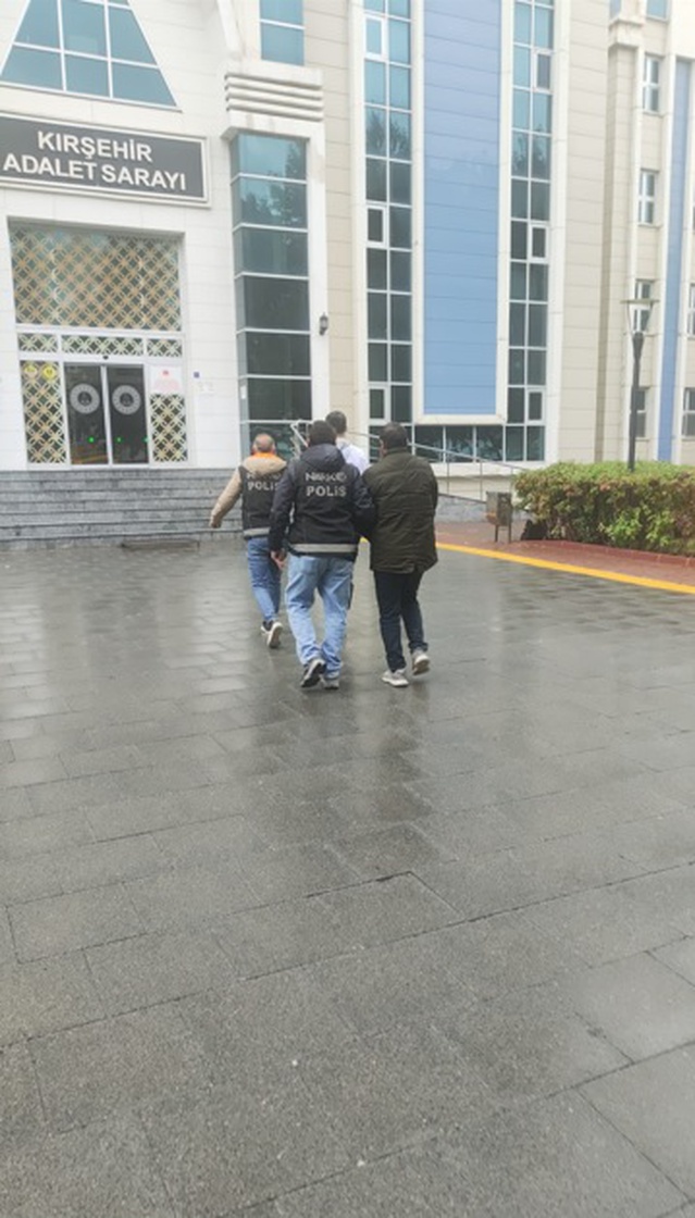 Kırşehir'de midelerinde 731,42 gram metamfetamin bulunan 2 İranlı şüpheli tutuklandı