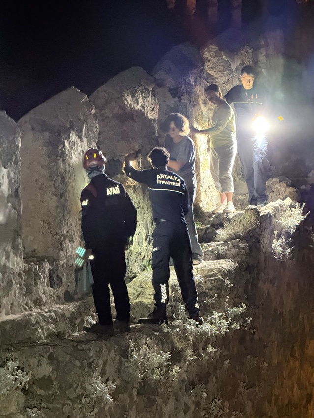 Alanya Kalesi'nde mahsur kalan 3 Rus turist, AFAD ve itfaiye ekiplerince kurtarıldı