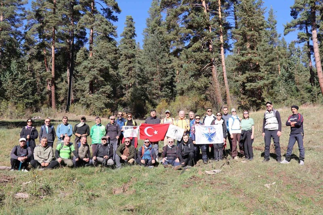 Oltu ve Erzurum doğaseverleri 15 km yürüyüp mantar topladı, rampada aracı itti