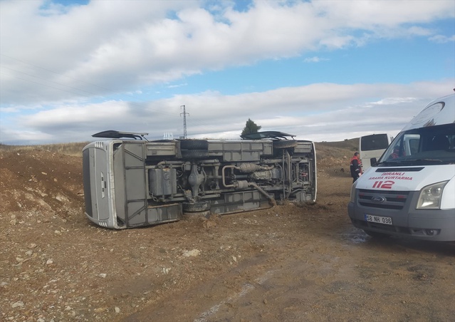 Sivas İmranlı'da devrilen cezaevi aracında 2 jandarma 1 infaz memuru yaralandı